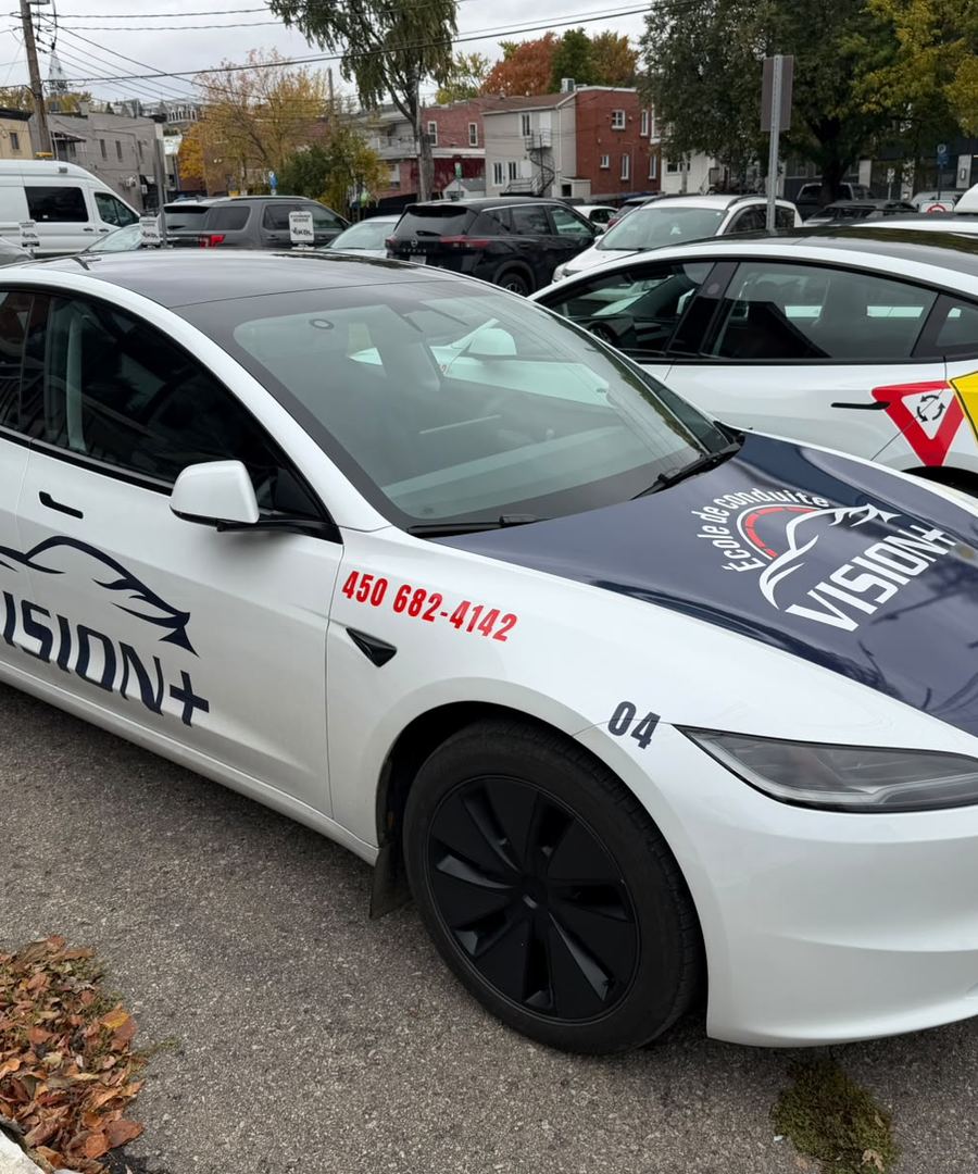 Voiture électrique Tesla de l’École de conduite Vision Plus